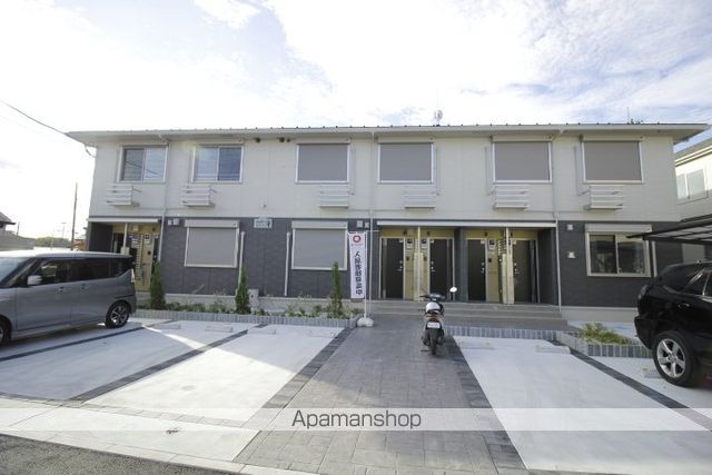 新座市 2階建 築8年の玄関写真