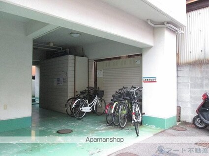 フォレスト三番町[1R/27.14m2]の駐車場