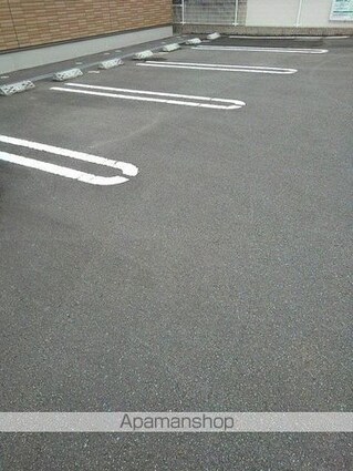 ヴィラ・グウルドイル[1R/32.94m2]の駐車場3