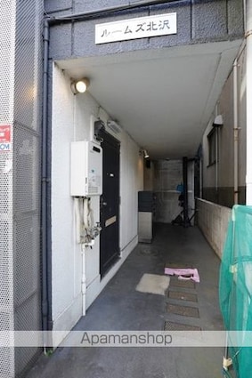 ルームズ北沢[1R/11.05m2]のエントランス1