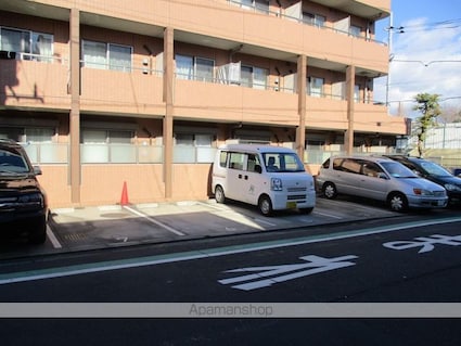 神奈川県横浜市鶴見区仲通３丁目[1K/26.79m2]の駐車場1