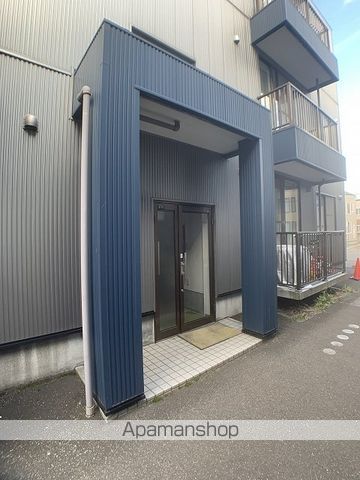 リラコート八軒の玄関写真