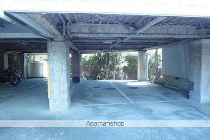 コーポ新橋[2K/34m2]の駐車場2