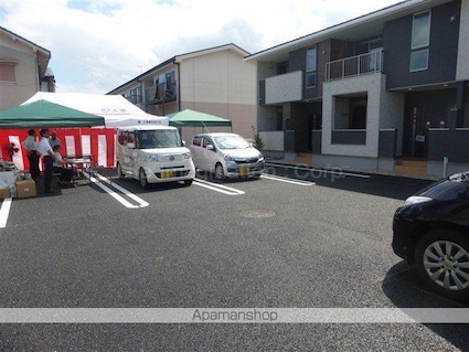 パラディヴェール[2LDK/58.55m2]の駐車場