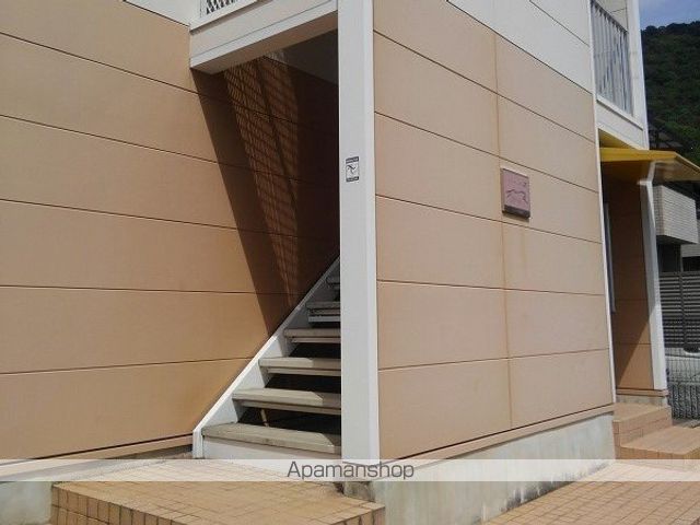 レオパレスニュー屋島の玄関写真
