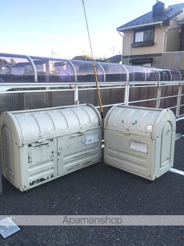 ニューセジュール三鷹の玄関写真