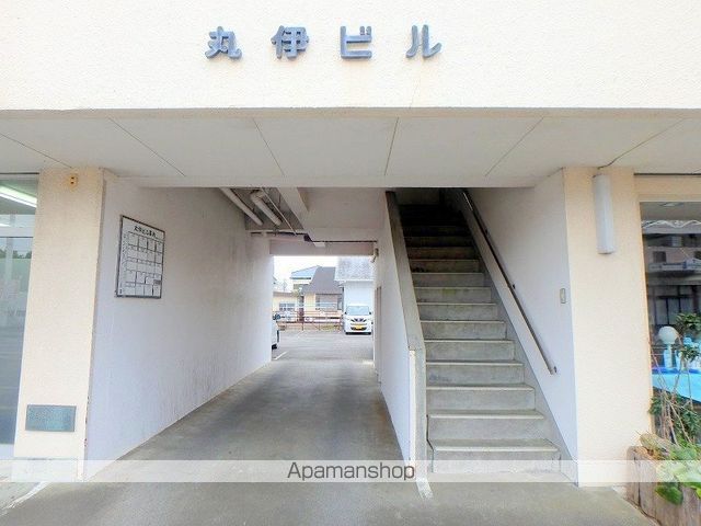丸伊ビルの玄関写真