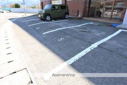 ヴィラ・アンソレイエ東温Ⅱ[1R/31.5m2]の駐車場