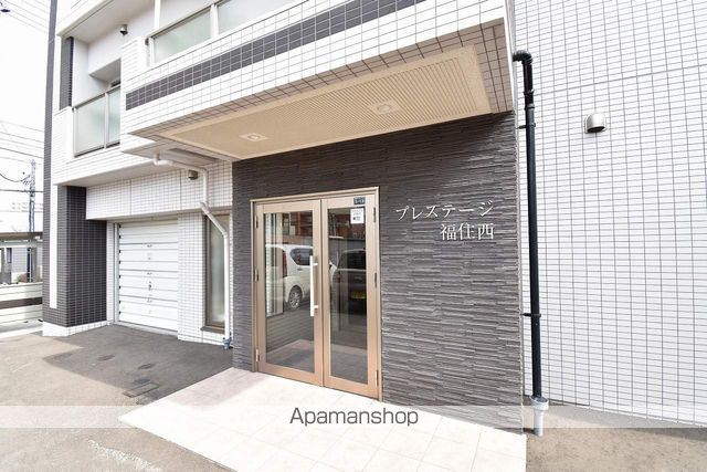 プレステージ福住西の玄関写真