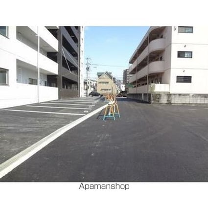 ＴＲＥＮＴＥ　ＬＵＭＩＥＲＥ[1LDK/48.75m2]の駐車場