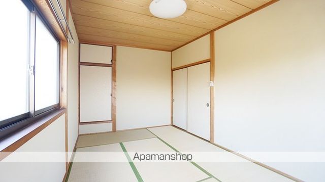 中島一戸建て 南側の内装写真