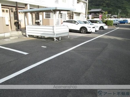 愛媛県松山市北吉田町[2DK/44.34m2]の駐車場