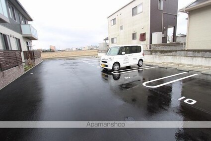 グラッド　[1K/31.57m2]の駐車場