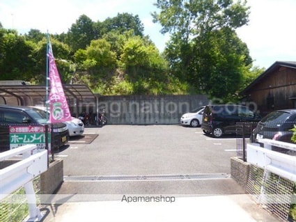 フォレスターアオエ[1LDK/45m2]の駐車場