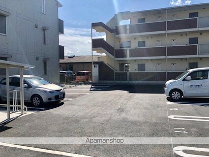 フォルトゥーナＭ[2LDK/60.03m2]の駐車場1