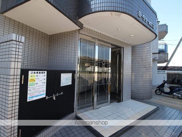 ロータリーマンション出口の玄関写真