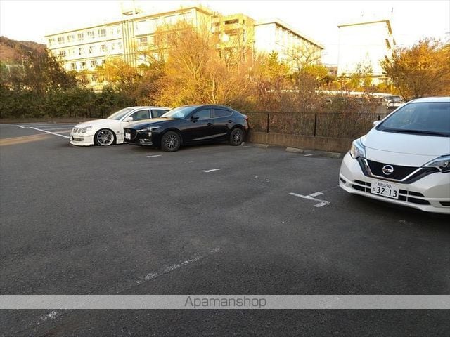 プリオール紀伊[1LDK/41.04m2]の駐車場1