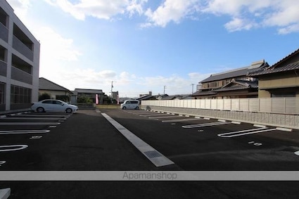 ラティール．Ⅴ　[1K/30.6m2]の駐車場