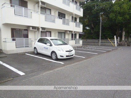 滋賀県東近江市八日市町[1K/21.44m2]の駐車場3