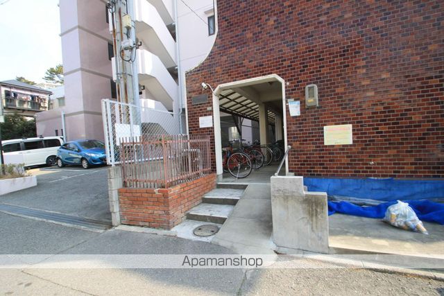 阪急電鉄宝塚線 服部天神駅 徒歩9分 3階建 築56年の玄関写真