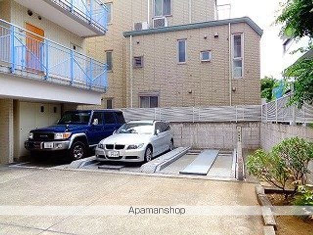 東急ドエル・キルト三軒茶屋[1R/25m2]の駐車場