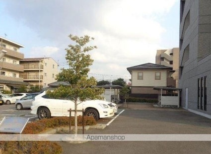 ロイヤルコーポ中川　[1LDK/51.3m2]の駐車場