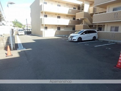 ＣＯＬＬＩＮＥ[3LDK/66.24m2]の駐車場