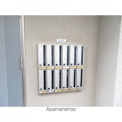 カーサ西荻の玄関写真