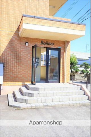 富山市 3階建 築25年の玄関写真