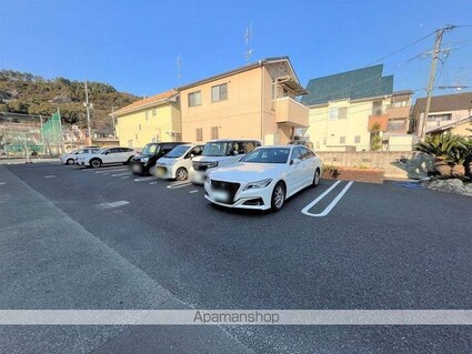 クレイノ西深津[1K/22.28m2]の駐車場