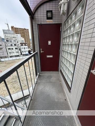 モトヨシビルの玄関写真