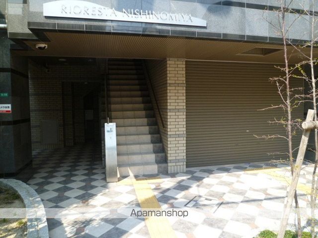 リオレスタ西宮の玄関写真