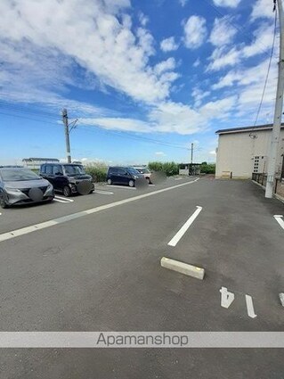 楓の樹[1LDK/44.66m2]の駐車場