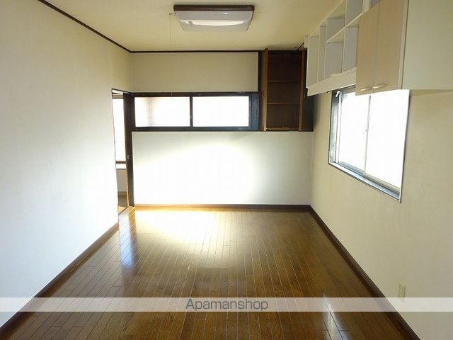 伊賀中府アパート 東側の内装写真