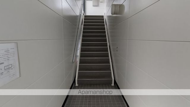 レオパレスタウンコート石川IIの玄関写真