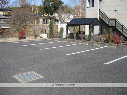 ルミナスコート[1K/34m2]の駐車場