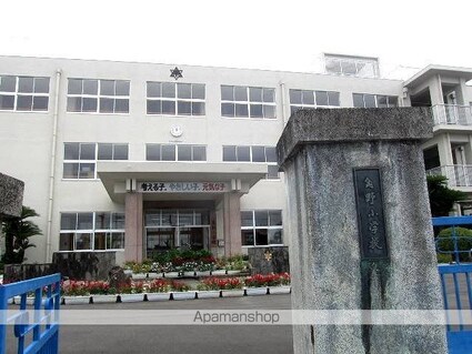 ロイヤルハウス西泉壱番館[2LDK/53.02m2]の周辺1