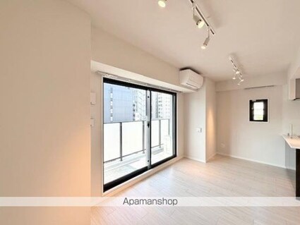 東京都新宿区四谷三栄町[1LDK/37.4m2]のリビング・居間2