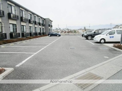 レオパレスアヴニール八幡[1K/28.02m2]の駐車場1