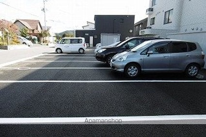 グリュックハイム[2LDK/61.12m2]の駐車場