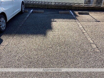 レオパレスＹカネミツ　三番館[1K/23.61m2]の駐車場