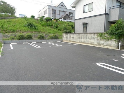 愛媛県松山市立花１丁目[1LDK/36.57m2]の駐車場