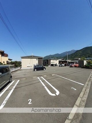 愛媛県新居浜市篠場町[2LDK/57.21m2]の駐車場