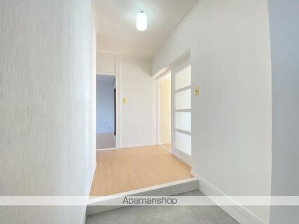 ヴィラナリー函館６号棟（ヴィラナリーハコダテロクゴウトウ[3DK/61.12m2]の玄関