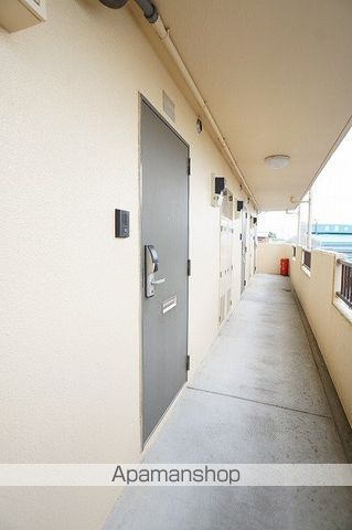 メゾンカネブンの玄関写真