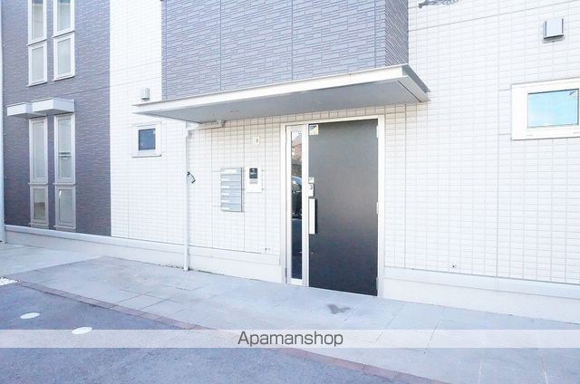 金沢市 3階建 築12年の玄関写真
