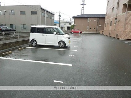 ピュアー[1LDK/46.77m2]の駐車場