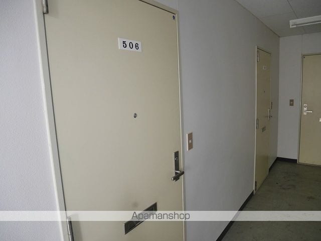 明星マンションの玄関写真