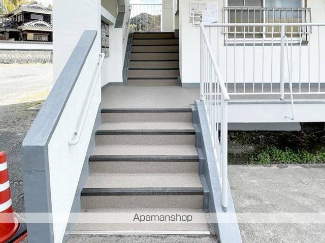 ビレッジハウス光1号棟の玄関写真