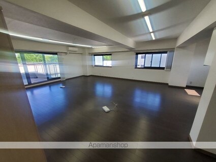 ローヤル若葉[事務所/148.5m2]の内装